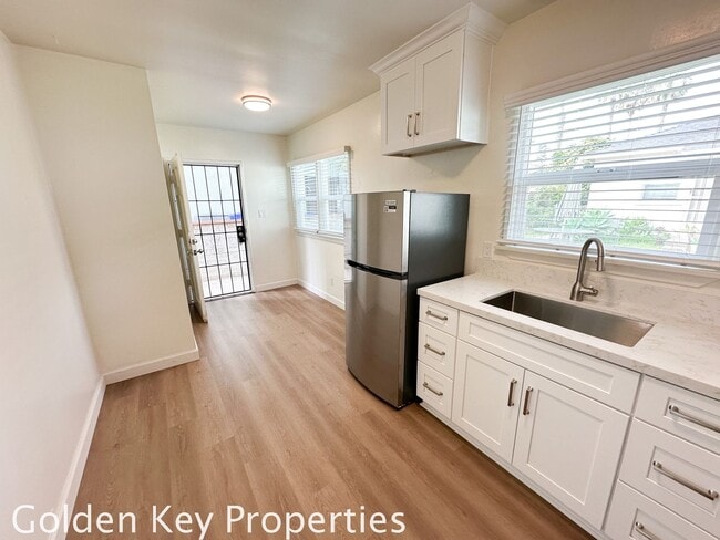 Building Photo - Detached studio one block from the beach!!