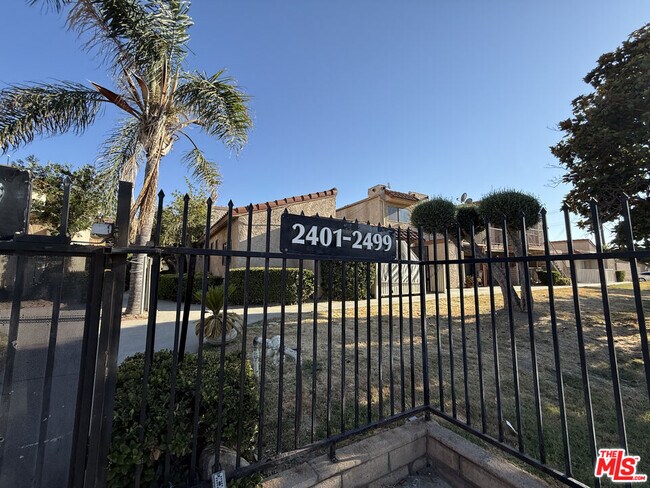 Foto del edificio - 2411 W Acacia Ave