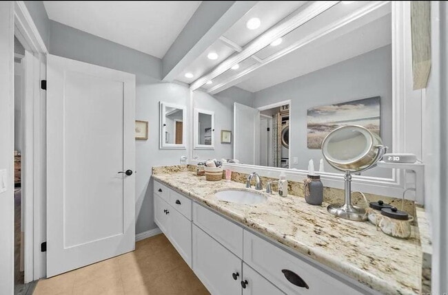 Building Photo - "Charming 1-Bedroom Apartment with Hardwoo...