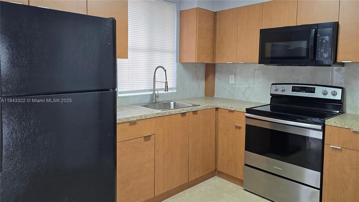 Foto principal - 6175 NW 186th St