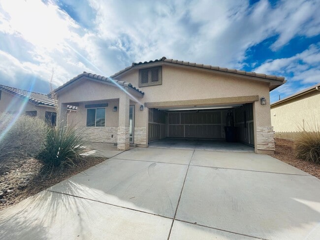 Foto del edificio - 3 bed 2 bath 1400 sq ft home