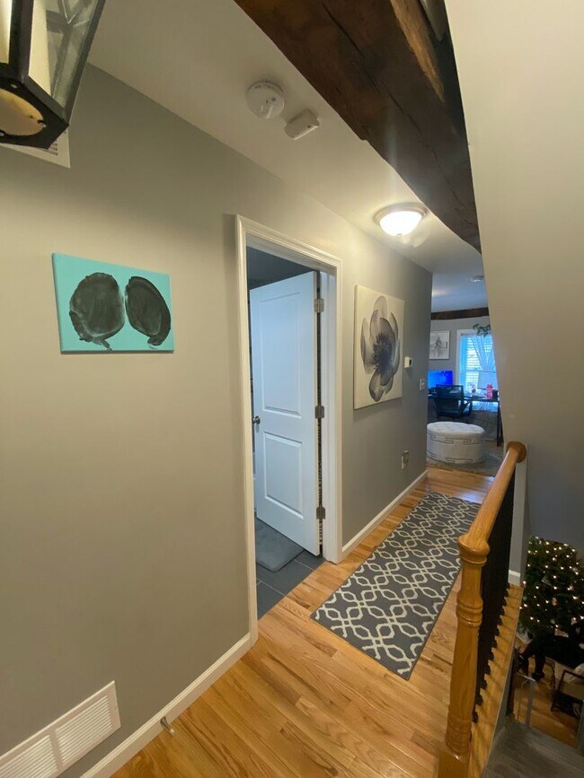 Foto del edificio - Beautiful Renovated 2 bedroom home with of...
