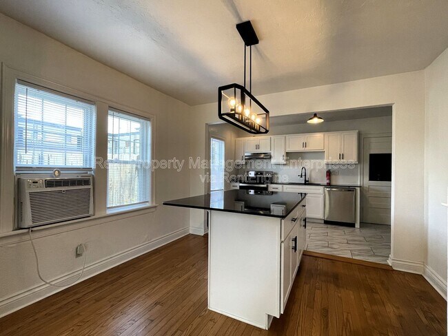 Foto del edificio - 737 NE 14th St