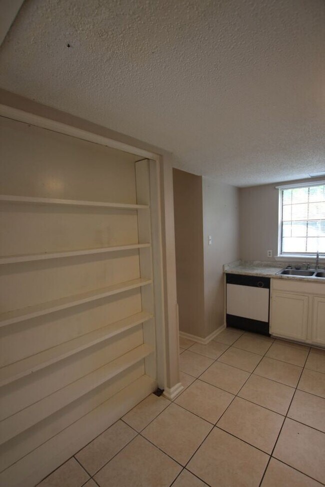 Foto del edificio - Beautiful 3 bedroom 1.5 bath Townhome in T...