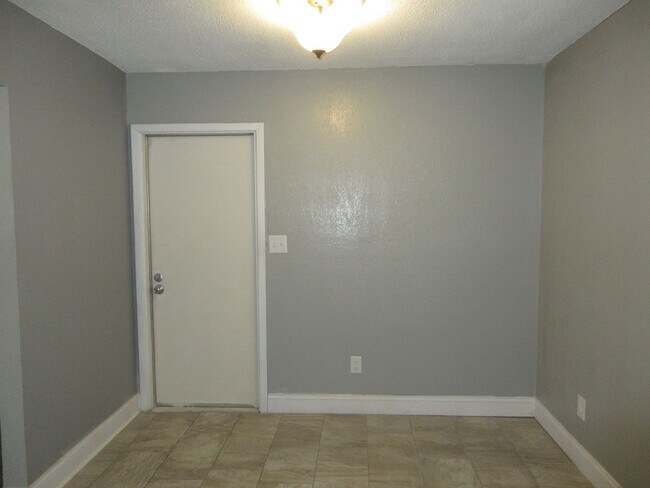 Building Photo - Renovated 3 Bedroom
