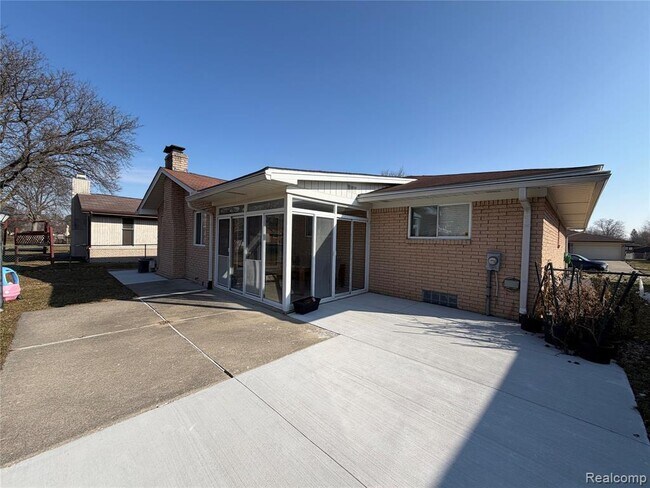 Building Photo - 39725 Crystal Dr