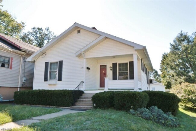 Foto del edificio - 2451 Oakwood Ave