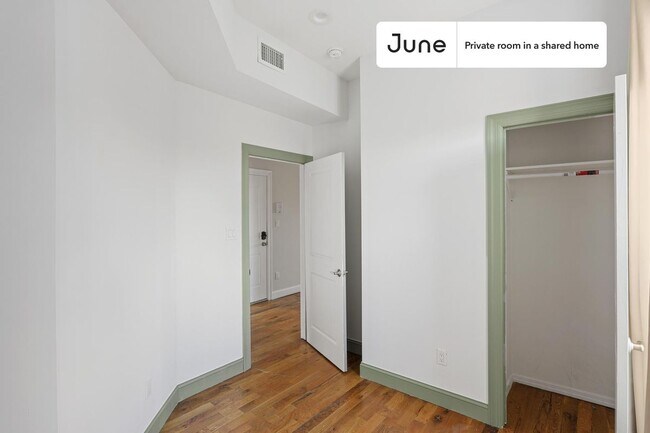 Foto del edificio - Private bedroom in 4 bed/2 bath Home