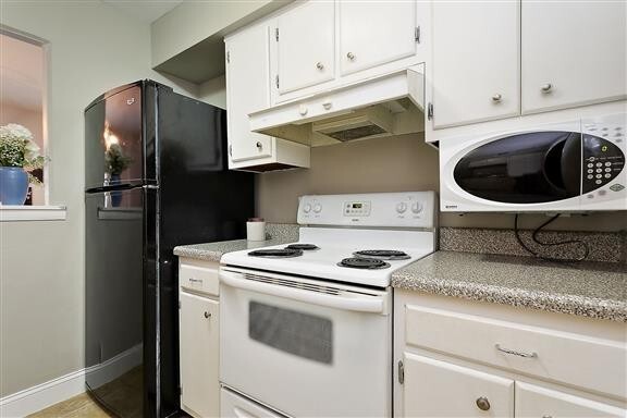 Building Photo - Green Hills Condo