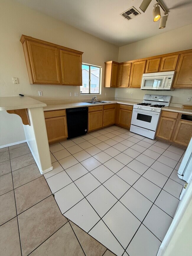 Foto del edificio - FOR RENT