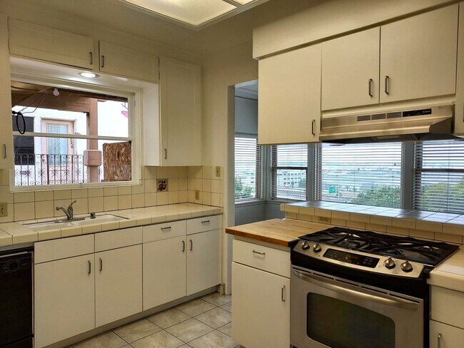 Building Photo - South Mission Hills/Midtown 2 Bed/2 Bath Downstairs Apartment