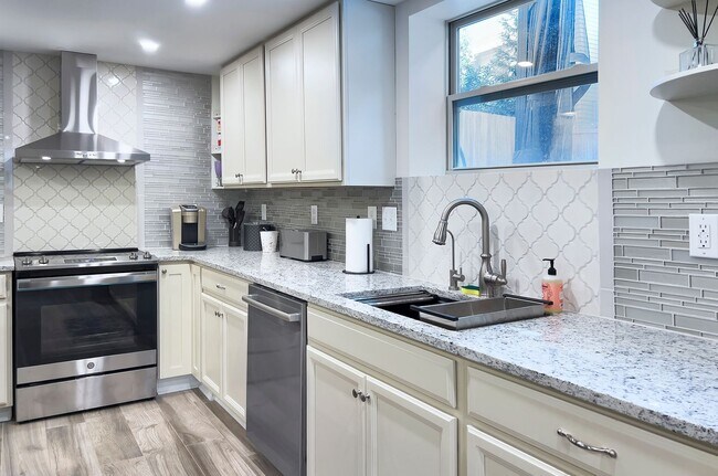 Foto del edificio - Discover the charm of this FULLY FURNISHED basement unit, tucked away in a beautifully updated bu...