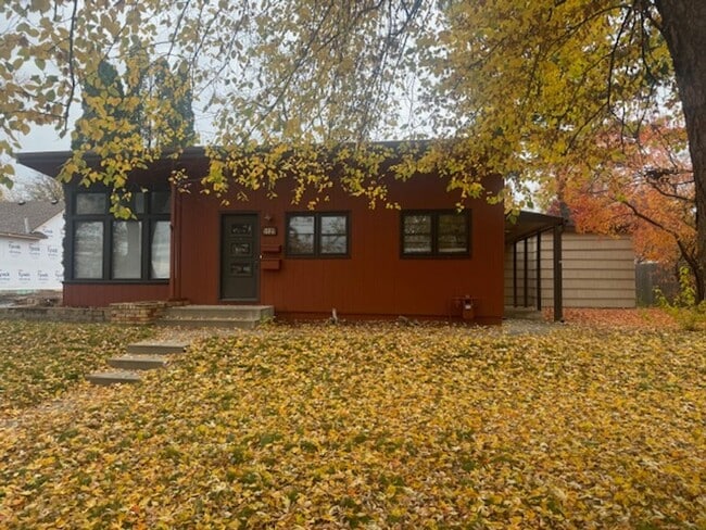 Building Photo - Updated SFH with 3 Beds, 1.5 Baths, 2 Car Garage in the Heart of Edina!