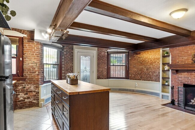 Building Photo - 346 Beacon St