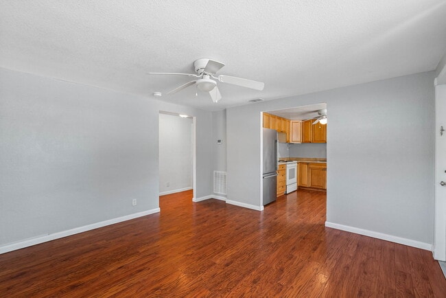 Building Photo - Lovely Largo Home