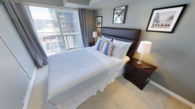 Building Photo - 270 Wellington St W