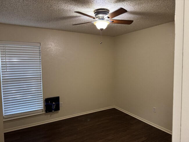 Building Photo - 905 Bluebird Dr