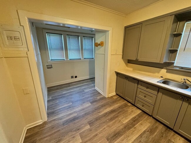 Foto del edificio - 2 bed 1.5 house with garage storage