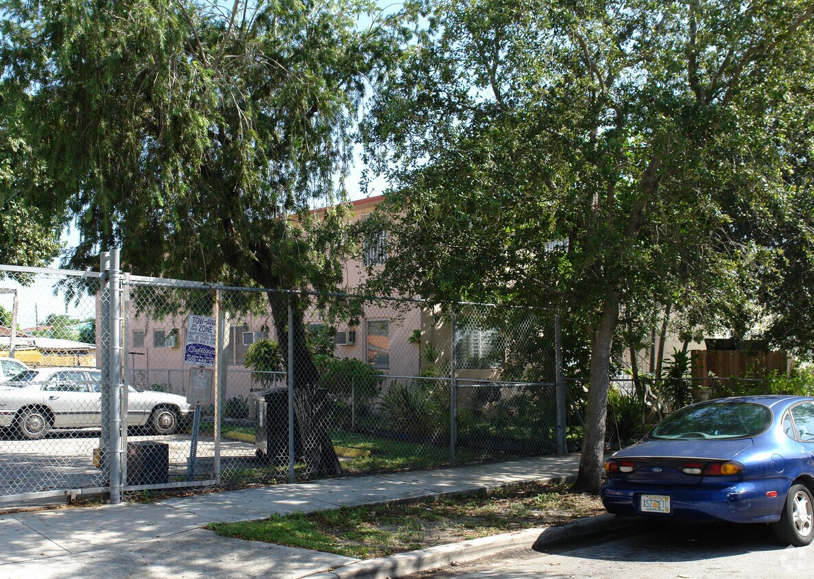 Building Photo - 1553 SW 5th St