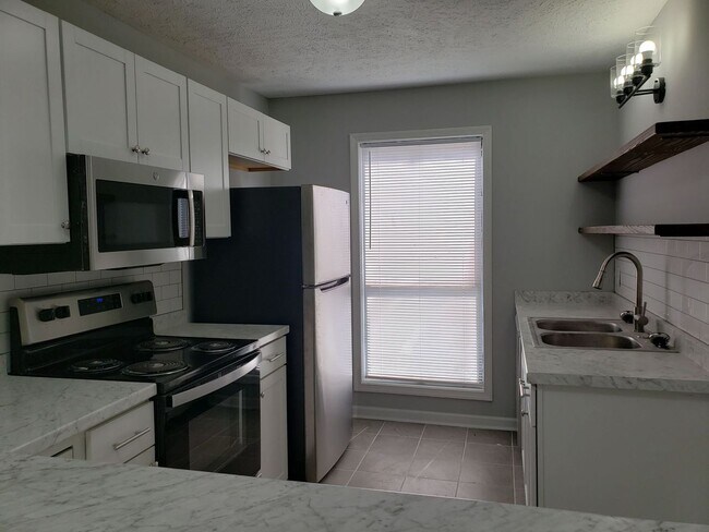 Foto del edificio - 5715 Aftonshire Dr