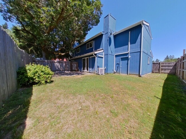 Building Photo - Remodeled 2 bedroom duplex in Veneta