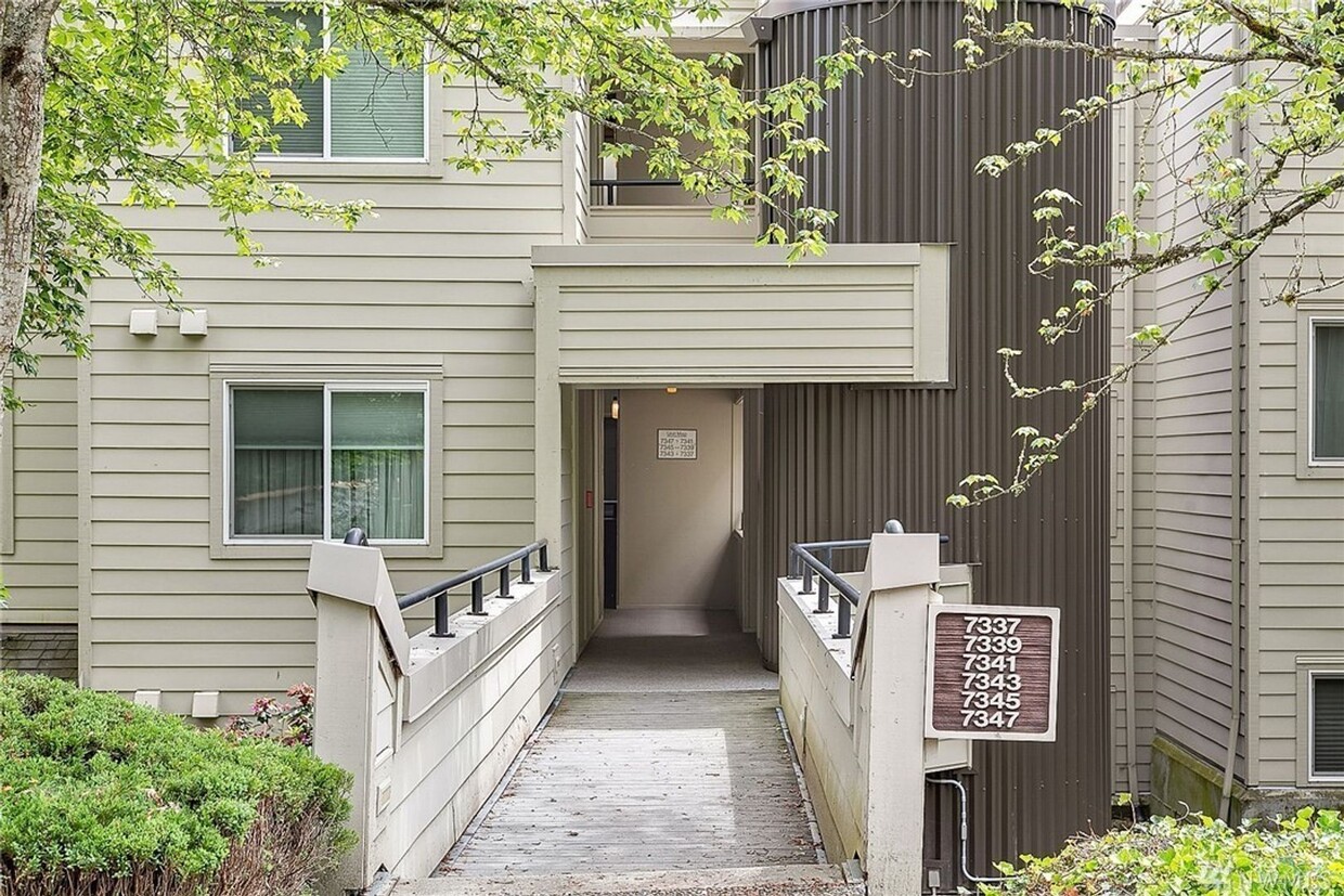 Foto principal - Spacious 1 Bedroom 1 Bath in Redmond!