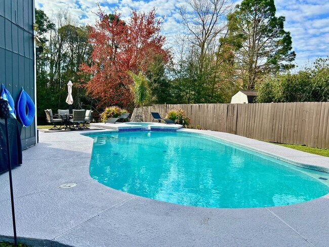 Foto del edificio - Charming 3-Bedroom Home with Modern Upgrad...