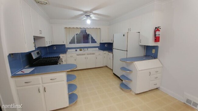 Foto del edificio - 3 br, 1 bath House - 28 YellowBrook Road