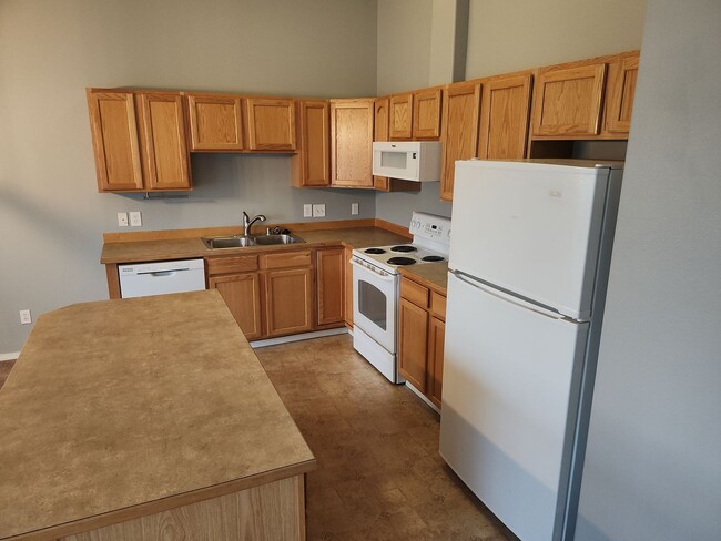 Building Photo - 4 Bed 2 Bath 10 minutes from JBER