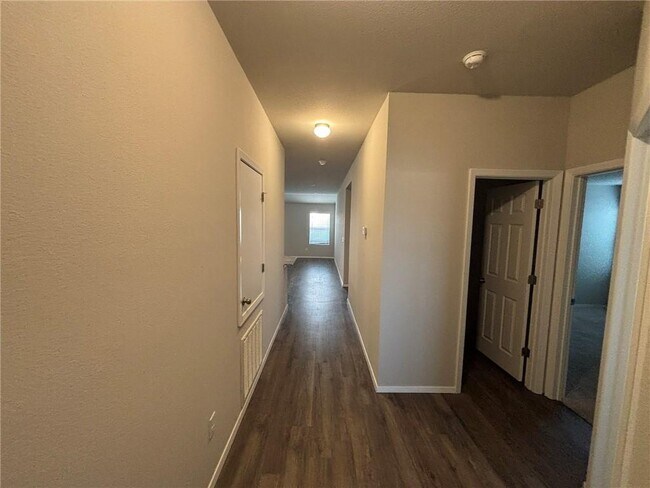 Building Photo - 811 Belhaven Rd