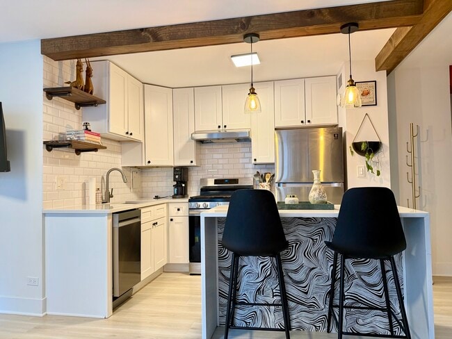 Building Photo - 850 N Dewitt Pl