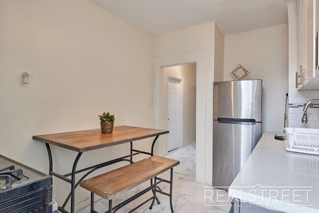 Foto del edificio - 912 Gates Ave