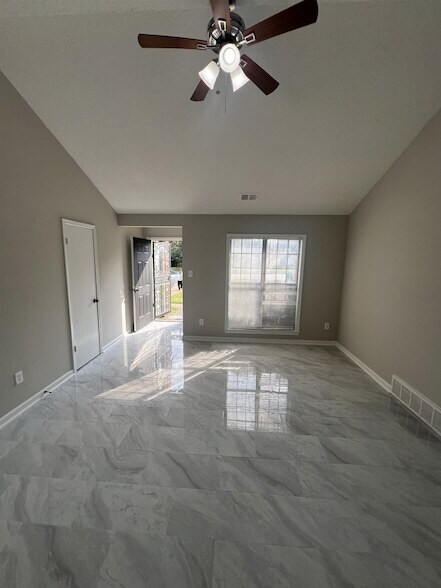 Foto del edificio - 6950 Hillshire Dr