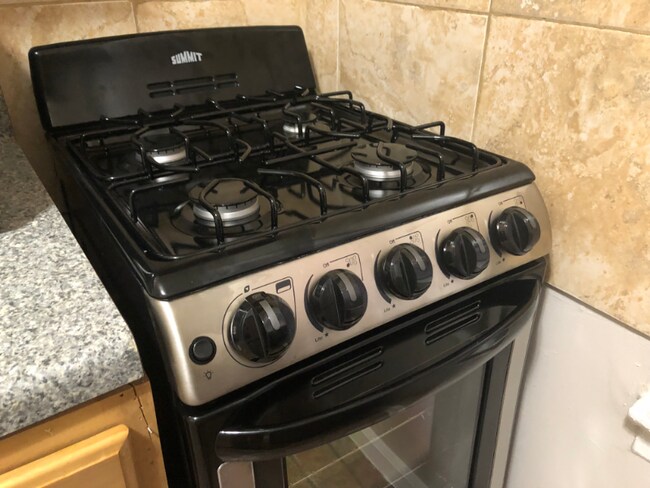 Foto del edificio - 165 W 48th St