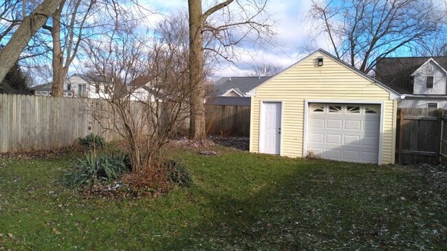 backyard(garage not included) - 3805 Denver Ave