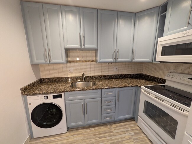 Foto del edificio - Spacious 3BR / 2BA Condo in Buffalo Grove private balcony, fireplace - Rent includes Heat,  Water...