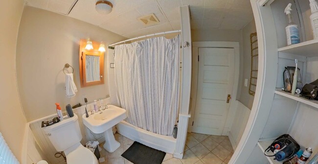 Foto del edificio - Large House with 2 Kitchens & 2 Living Rooms + Off-Street Parking! Available August 1st!