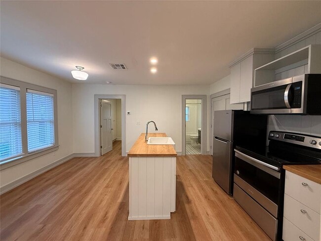 Building Photo - 1203 Military Ct