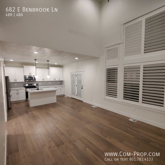 Foto del edificio - Beautiful-Pristine 4 Bedroom Condo for Ren...