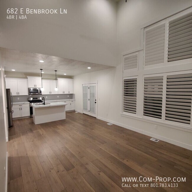 Photo - 682 E Benbrook Ln- House