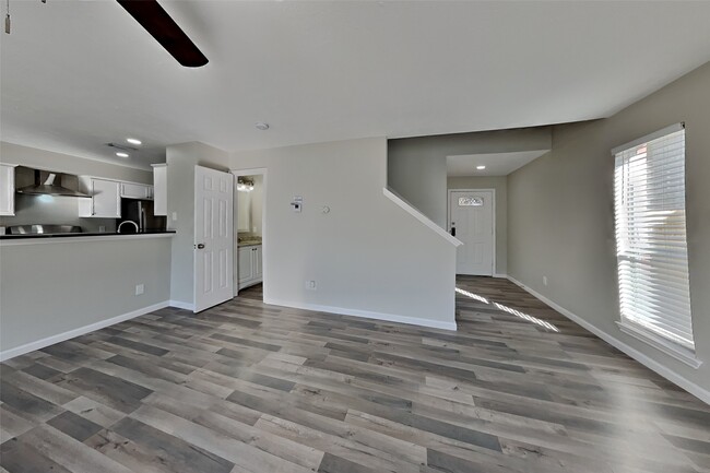 Foto del edificio - 4631 Daisy Meadow Dr