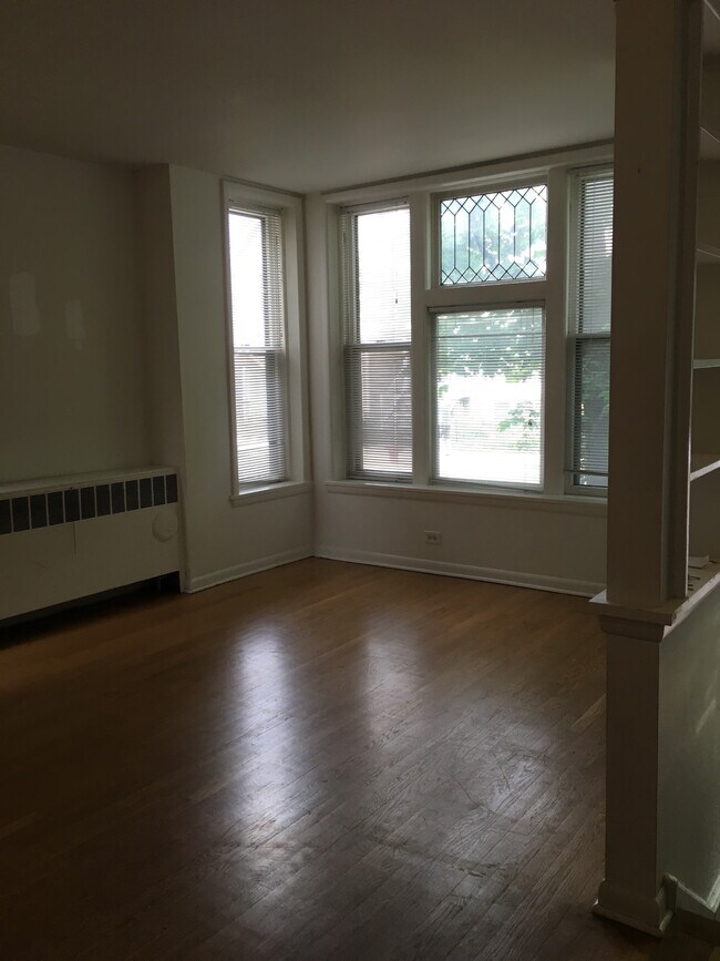 Living Room - 2754 N Kenmore Ave