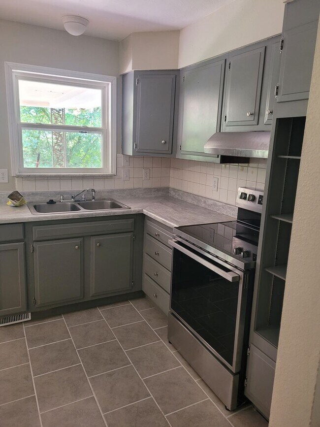 Building Photo - SPECIAL OFFER HALF OFF FIRST MONTHS RENT!!!!! AVAILABLE NOW!!!!