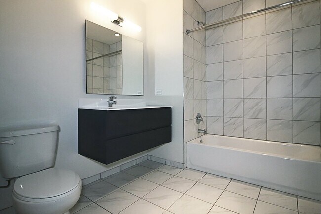 Building Photo - 797 N La Salle Dr