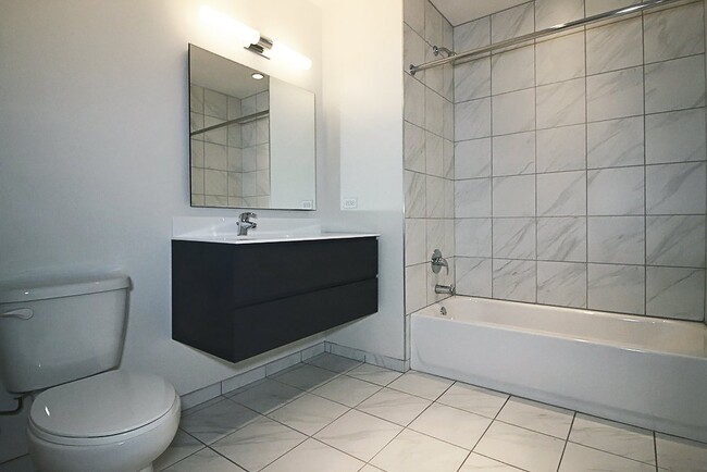 Building Photo - 807 N La Salle Dr