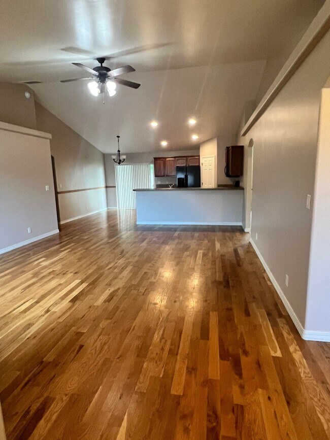 Foto del edificio - 485 Canyon Crest Dr W