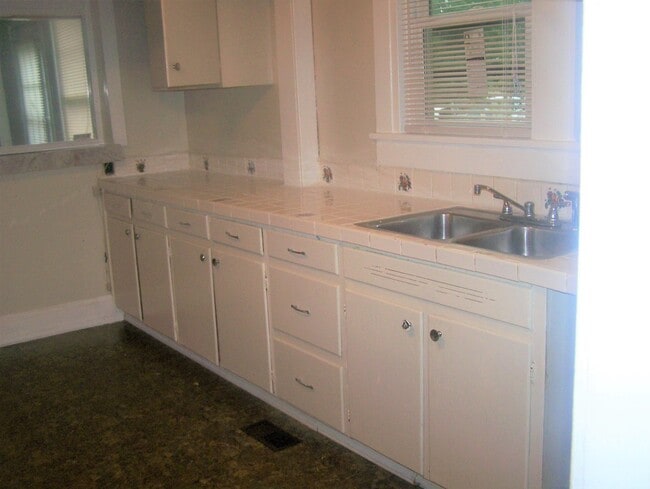 Building Photo - 3 Bdrm / 1.5 Bath in great location in Bri...