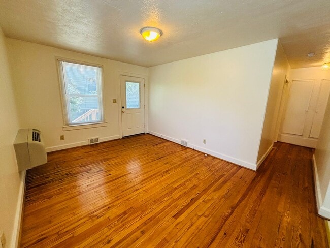 Building Photo - 1 Bedroom 1 Bath Duplex