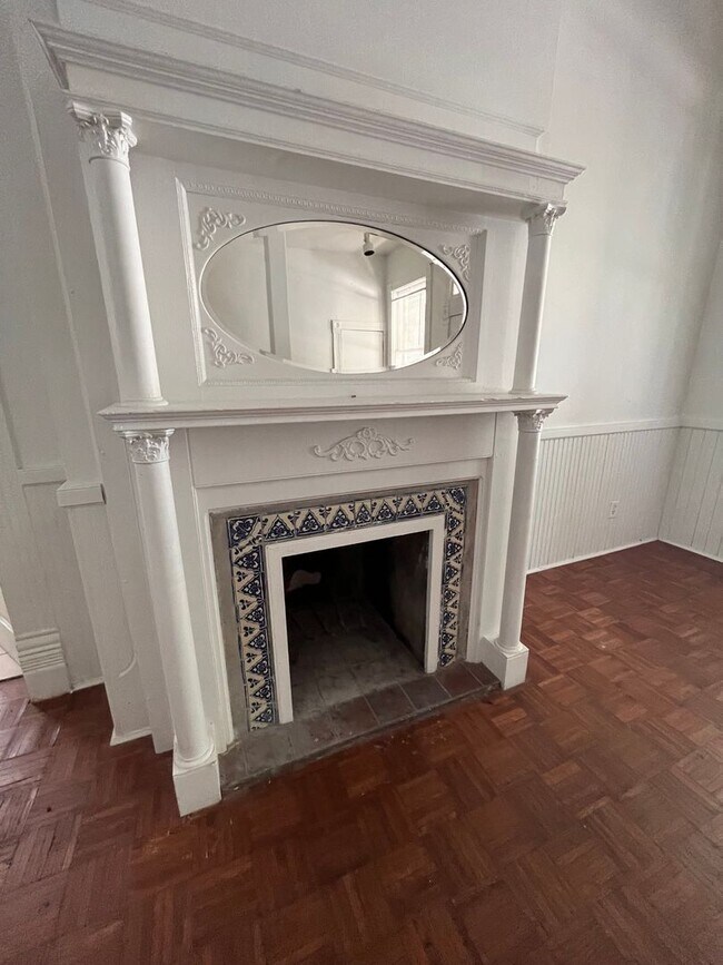 Foto del edificio - Historic 6 Bed/3Bath house blocks away fro...