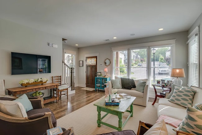 Sala de estar - 619 Chesterfield Way